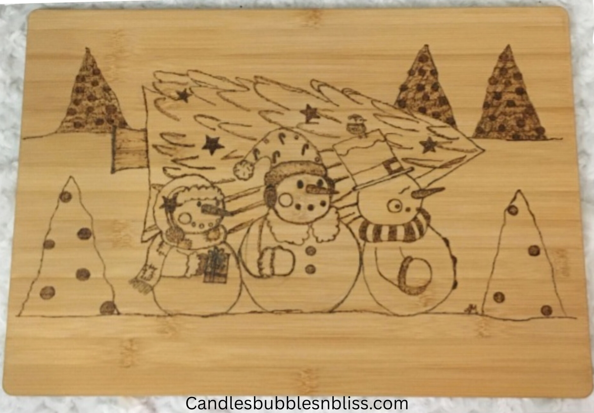 Planche à découper gravée avec bonhommes de neige et sapin